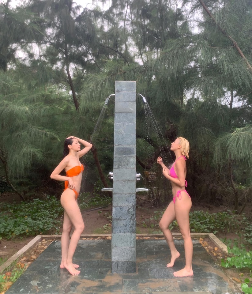 Chi Pu mặc bikini khoe 3 vòng quyến rũ bên Quỳnh Anh Shyn 