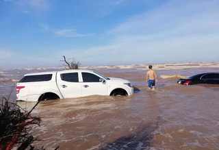 Nam Định: Xót xa cảnh xế hộp tiền tỷ Mercedes E-Class bị nước biển 'chôn vùi'