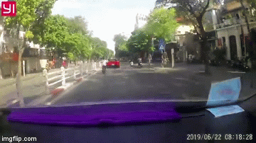 CLIP: Cô gái lái xe điện mải ngắm siêu xe trên phố và cái kết đắng