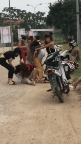 Sau va chạm xe máy, các thiếu nữ hỗn chiến kinh hoàng