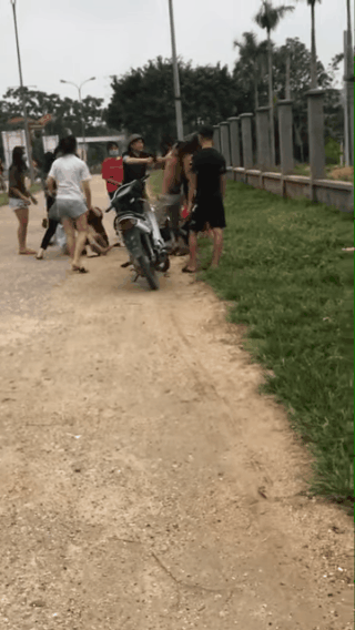 Sau va chạm xe máy, các thiếu nữ hỗn chiến kinh hoàng 2