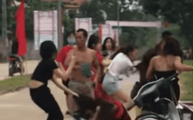 Hai nhóm thiếu nữ hỗn chiến kinh hoàng sau va chạm xe máy