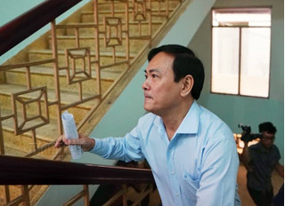 Ông Nguyễn Hữu Linh đến tòa 'đi như bay' tránh ống kính phóng viên