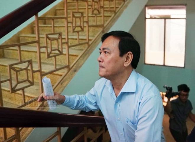 Ông Nguyễn Hữu Linh đến tòa, 'đi như bay' tránh ống kính phóng viên