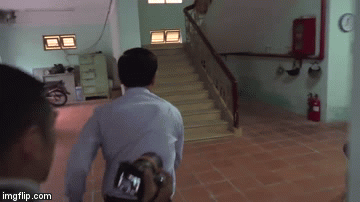 CLIP: Nguyễn Hữu Linh chạy 1 mạch lên tầng 4, trốn ống kính phóng viên