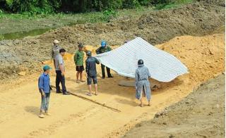 Kinh hãi nhìn th.i th.ể nam thanh niên trôi ra từ trên thùng xe tải