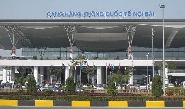 Bị nhắc nhở đỗ xe, tài xế taxi rút dao uy hiếp nhân viên an ninh sân bay Nội Bài