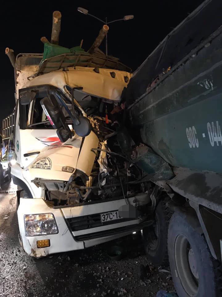 Tai nạn nghiêm trọng giữa 2 xe tải trên cầu Thanh Trì, lái và phụ xe chết trong cabin