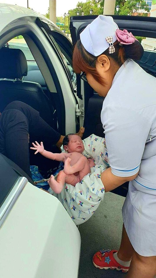 Trên đường tới bệnh viện, bé trai chào đời ngay trên taxi