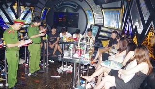 Hà Nam: Phát hiện 28 nam nữ đang mở 'tiệc' ma túy trong quán karaoke