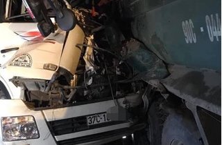 Danh tính 2 nạn nhân tử vong vụ xe chở gỗ tông vào đuôi xe ben trên cầu Thanh Trì