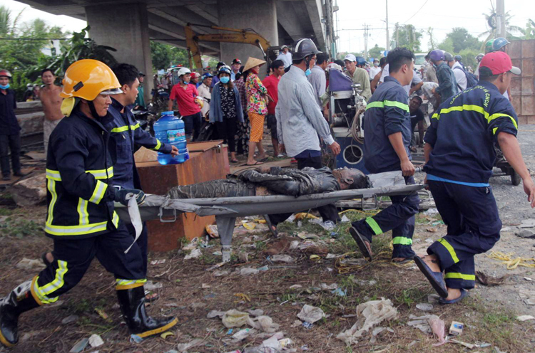 4 người mắc kẹt trong ô tô rơi từ cầu Hàm Luông, 1 người tử vong