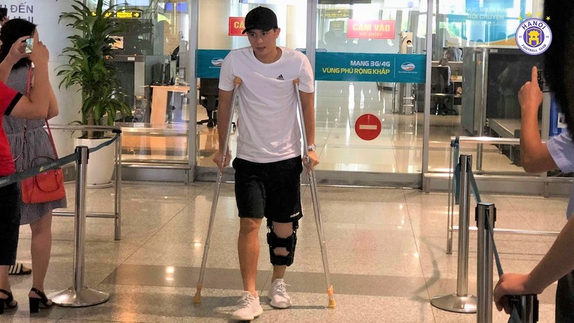 Sau ca phẫu thuật thành công, Đình Trọng trở lại Việt Nam 