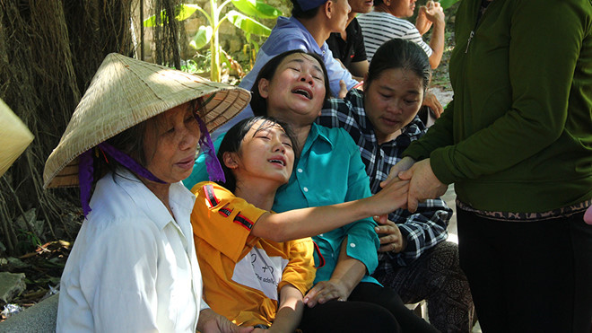 Quê nghèo ngã quỵ đón thi thể ngư dân vụ chìm tàu Nghệ An về với đất mẹ