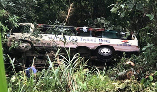 Xe chở hơn 20 du khách lao xuống vực ở Quảng Ninh, 2 người chết