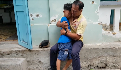 Cha khóc nức nở khi tìm thấy con trai 8 tuổi mất tích ròng rã 4 tháng ở Sài Gòn
