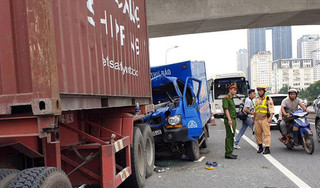Xe chở thư báo tông đuôi container, tài xế và phụ xe thương vong