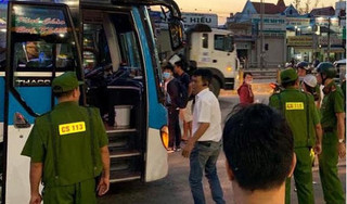 Hai thanh niên bịt mặt dùng hung khí, chặn đầu xe khách cướp tài sản