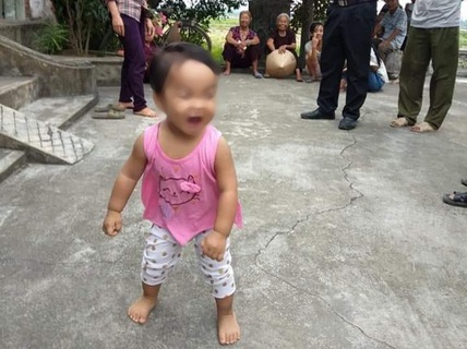 Tin mới nhất vụ bé gái hơn 1 tuổi bị mẹ bỏ rơi để đi lấy chồng ở Nam Định