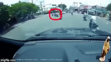 Clip: Phẫn nộ cô gái đi xe máy gây tai nạn rồi thản nhiên bỏ đi