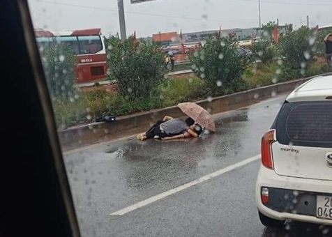 Bắc Giang: Băng qua đường cao tốc, nữ công nhân bị xe tải tông tử vong
