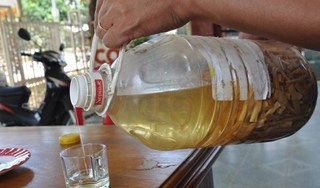 Uống rượu ngâm hạt cây rừng, 3 anh em ruột tử vong