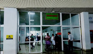 Nhân viên y tế đang mang thai bị người nhà bệnh nhân đánh tại bệnh viện