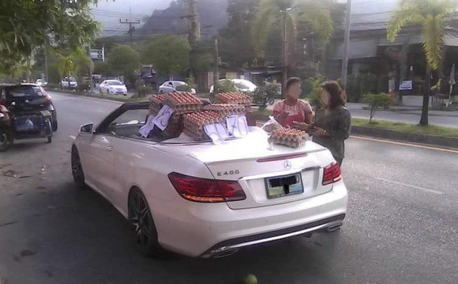 Dân mạng choáng váng với người phụ nữ lái siêu xe Mercedes mui trần đi bán trứng dạo