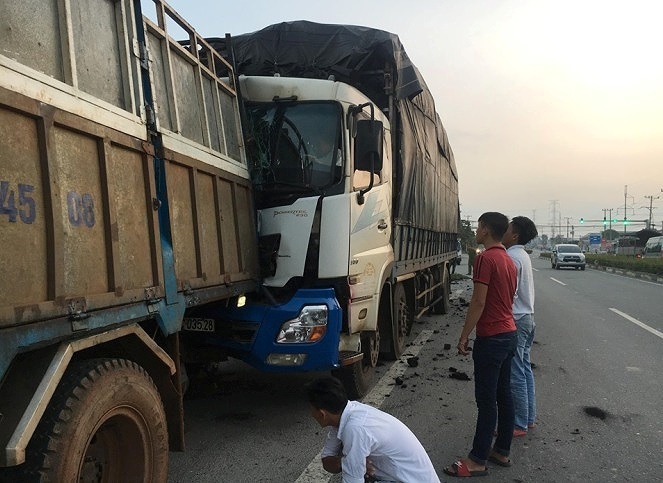 Đang sửa chửa, tài xế xe tải chở củi bị xe chở than tông tử vong
