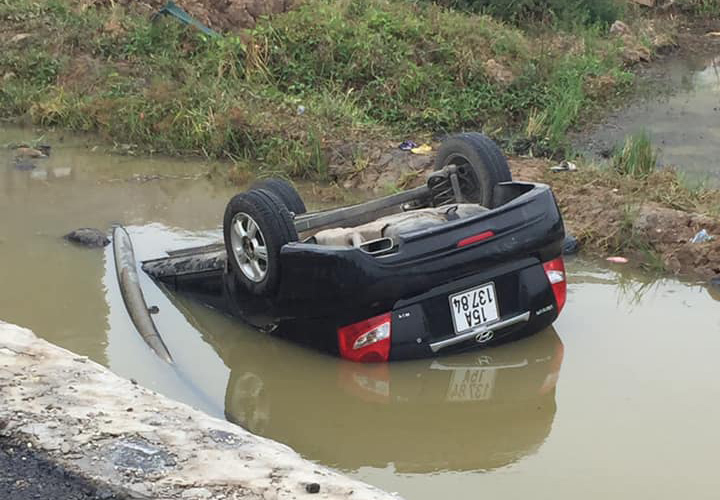 Hiện trường nữ tài xế lái ô tô lao xuống mương nước, lật ngửa.