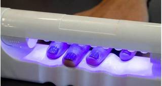 Tác hại đáng sợ của việc dùng đèn hong móng tay UV