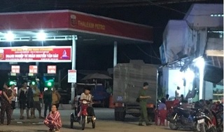 Không cho nợ tiền, nhân viên cây xăng bị khách đâm tử vong