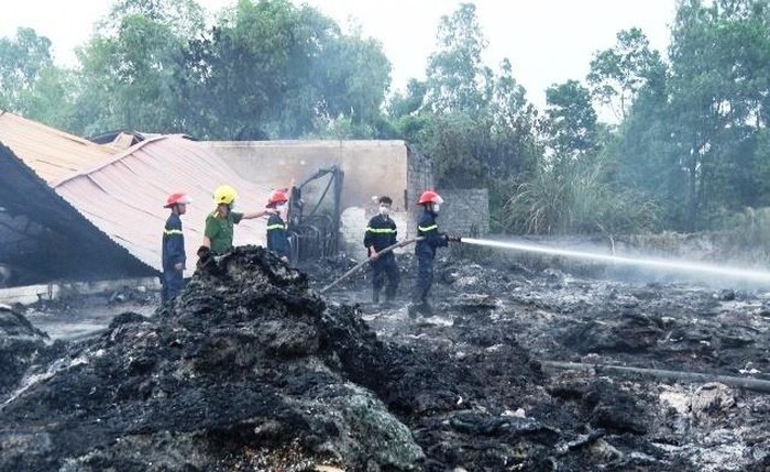 Hà Nam: Bà hỏa ghé thăm, xưởng phế liệu rộng 100 mét vuông bị thiêu rụi