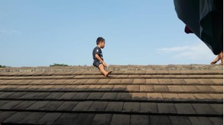 Bị dắt đi cắt bao quy đầu, bé trai trèo lên mái nhà 'cố thủ' suốt 2 tiếng