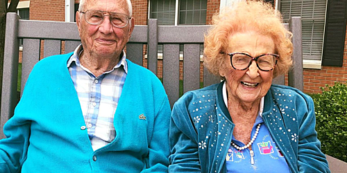 Cụ ông 100 tuổi kết hôn với cụ bà 103 tuổi sau 2 năm hẹn hò