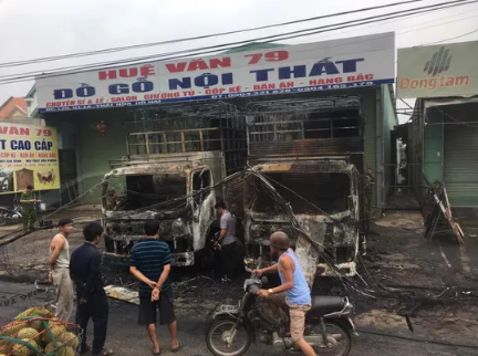 2 xe tải cháy rụi ngay cửa hàng đồ gỗ