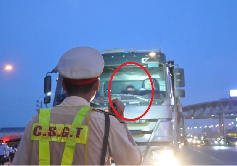 Tài xế xe tải Hà Nam chống đối, hất văng gậy chỉ huy của CSGT trên cao tốc