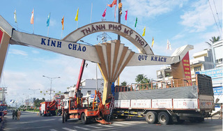 Xe tải tông nghiêng cổng chào TP Mỹ Tho, thiệt hại hơn 1 tỷ đồng