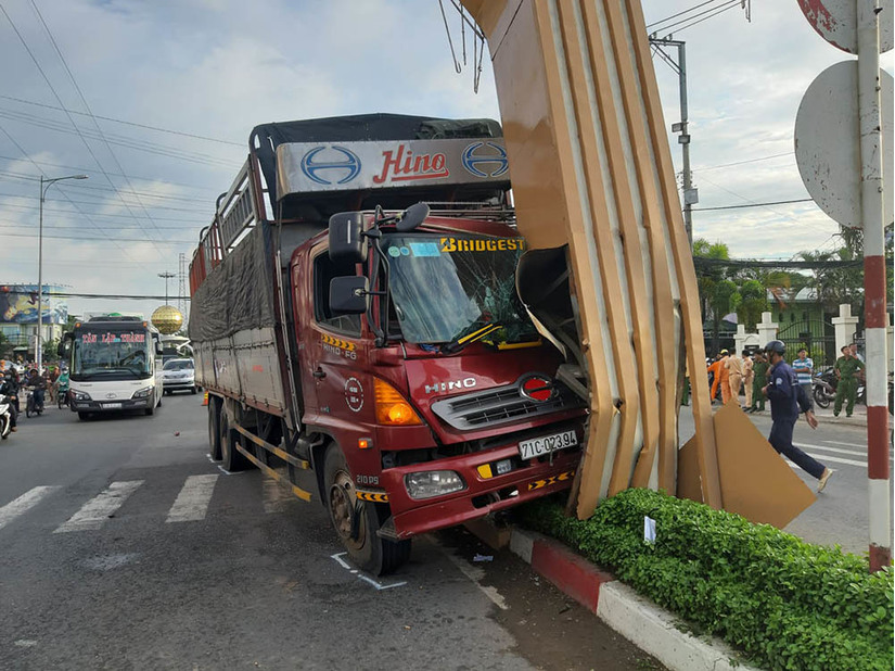 Xe tải tông sập cổng chào TP Mỹ Tho, thiệt hại hơn 1 tỷ đồng