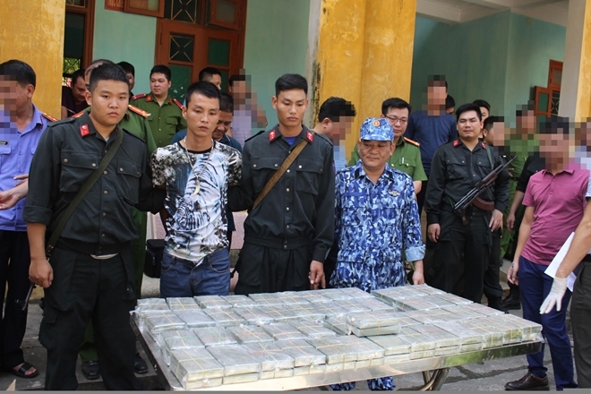 Hoà Bình: Bốn thanh niên vận chuyển trái phép 100 bánh heroin bị bắt quả tang