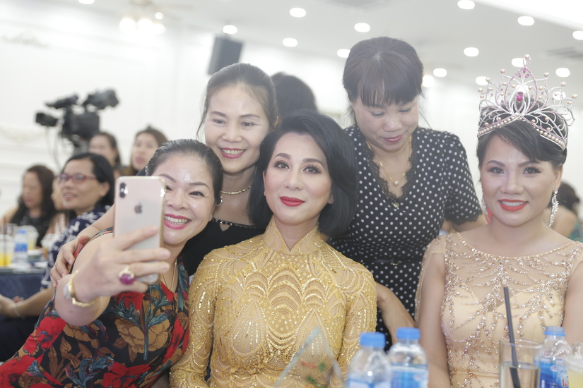 MC Nguyễn Cao Kỳ Duyên xinh đẹp sau nghi án thẩm mỹ níu kéo thanh xuân