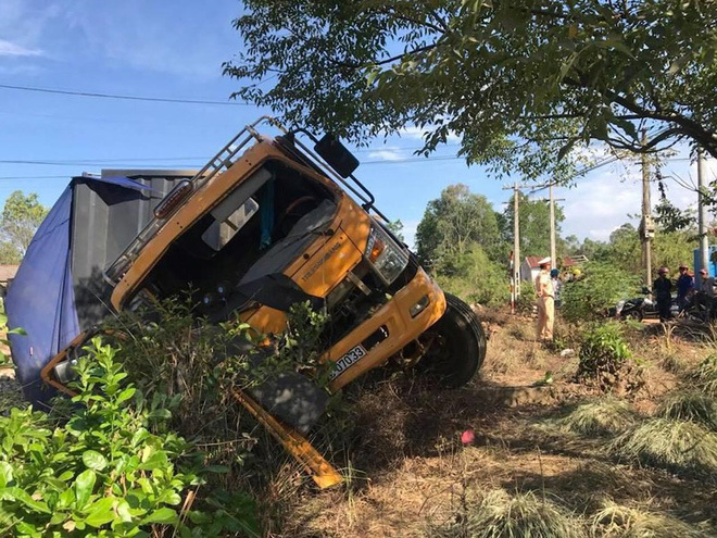 Quảng Nam: Tàu SE2 tông văng xe tải 10m, tài xế tử vong