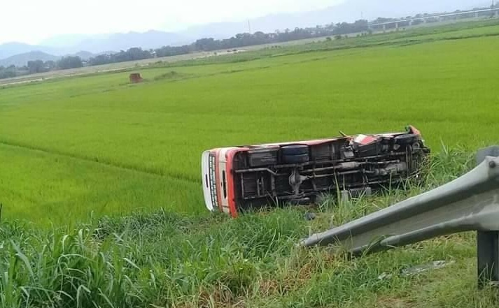 Nghệ An: Xe buýt mất lái lật nghiêng dưới ruộng, 10 người bị thương