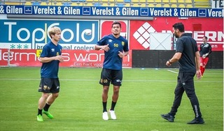 HLV Sint-Truiden khiến fan Công Phượng lo lắng sau trận thua đội bóng Hy Lạp
