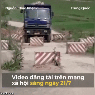 Clip: Tài xế lái xe tải qua hàng chục ụ bê tông khiến dân mạng thán phục