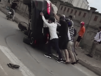 Clip: Nhóm người lật xe Camry cứu tài xế gặp nạn nhưng nhận được phản ứng trái chiều 