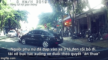 Clip: Xảy ra va quệt, nữ ninja bực tức đạp đầu ô tô khiến tài xế xông ra đòi 