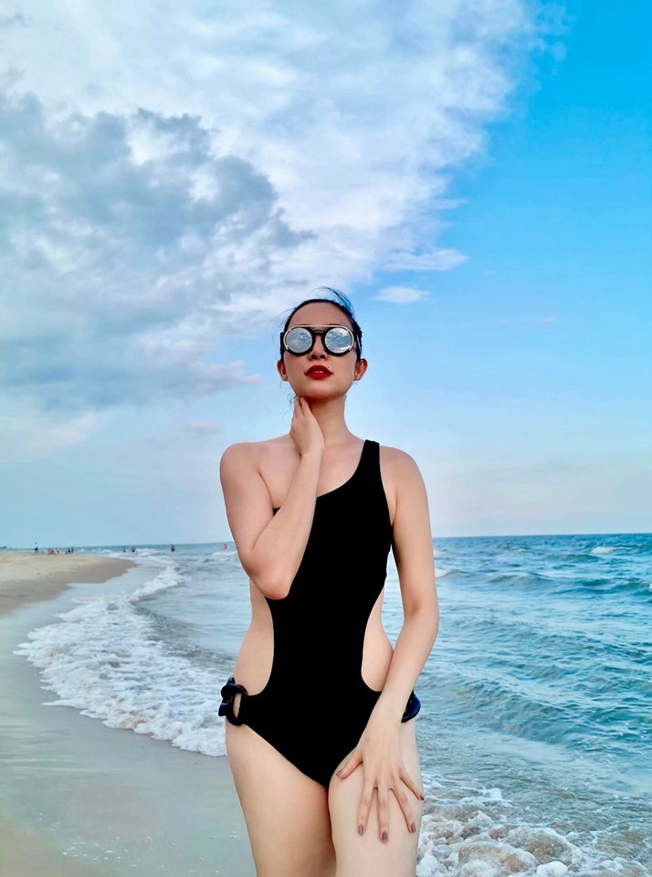 Hồng Nhung, Linh Nga mặc bikini đọ đường cong trên biển