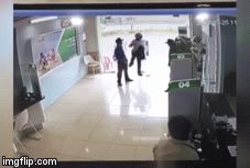 CLIP: Cướp rút súng bắn bảo vệ ngân hàng Vietcombank ở Thanh Hóa