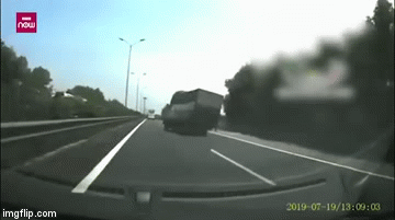 Clip: Kinh hoàng khoảnh khắc xe tải mất lái tông vào dải phân cách